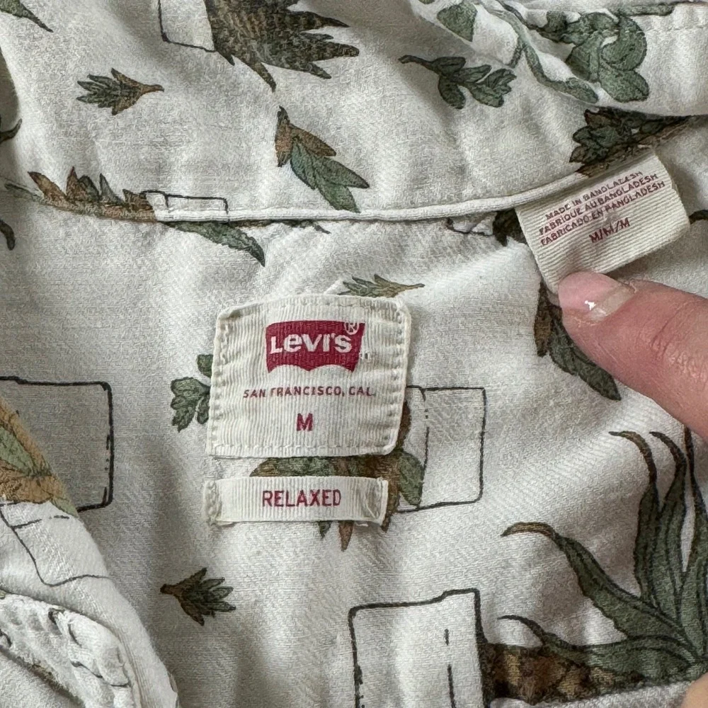 Levi's Men's Size M Cubano Cream‎ Plant Relaxed Fit Button Up Shirt 72625-0028